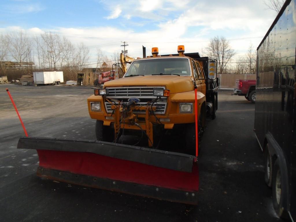 1990 Ford F600 dump Truck with Western 10 foot snowplow