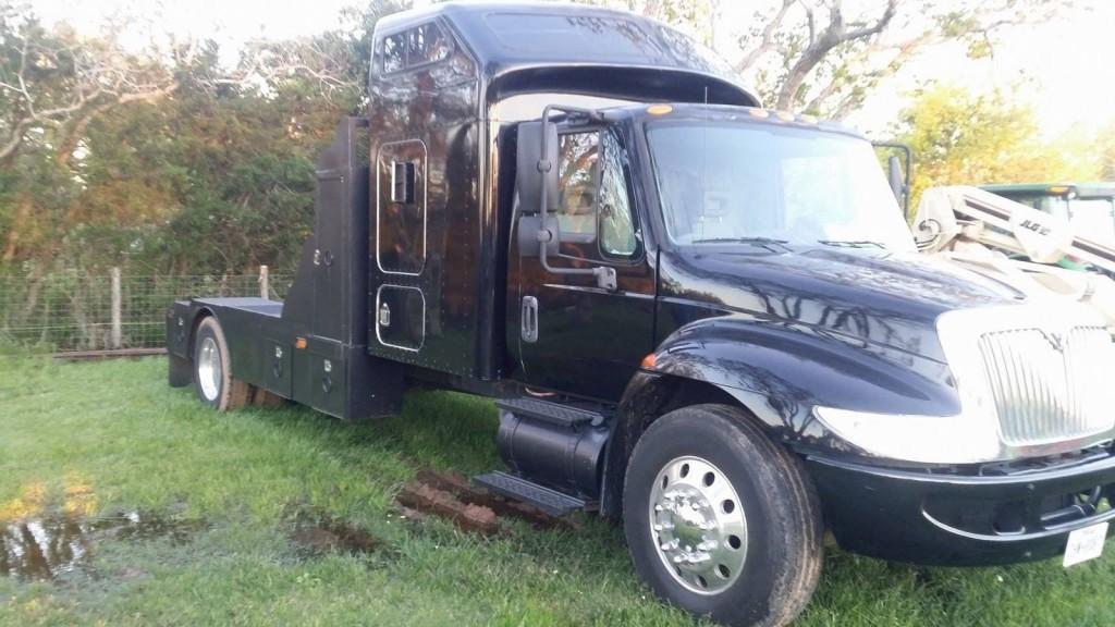 2003 International with Dt466 Custom Houlin bed