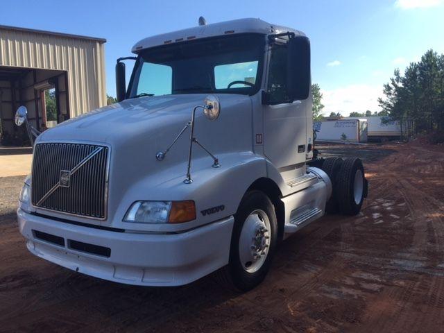 2001 Volvo VNL42T Truck