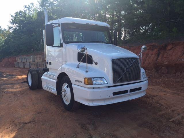 2001 Volvo VNL42T Truck