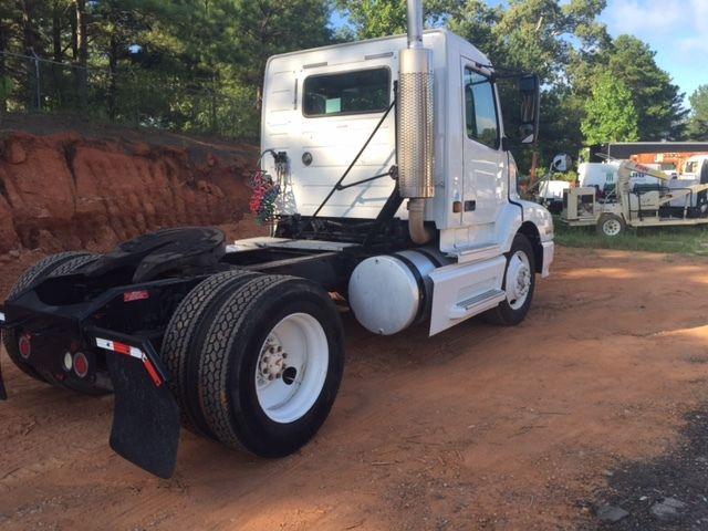 2001 Volvo VNL42T Truck