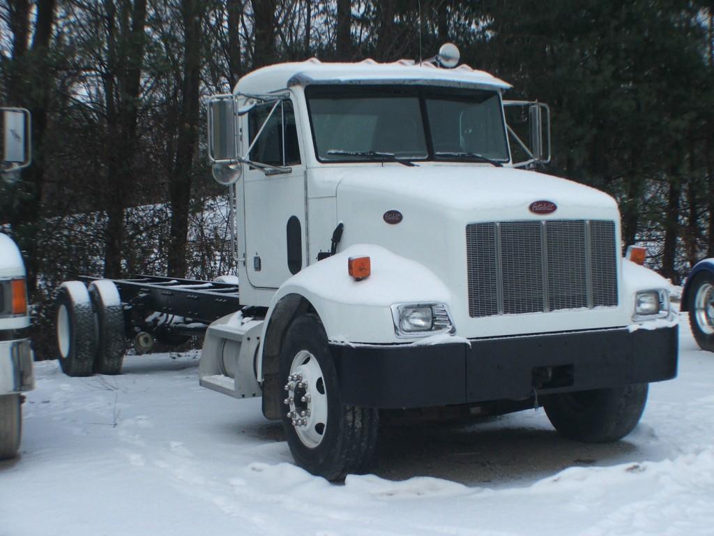 2004 Peterbilt 330 truck