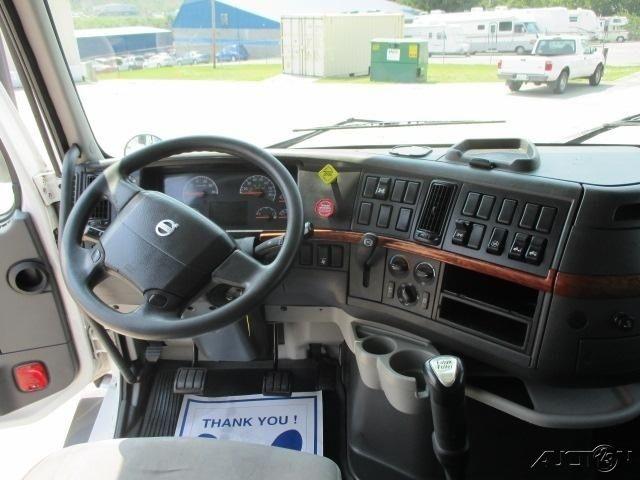 2010 Volvo VNL670 truck