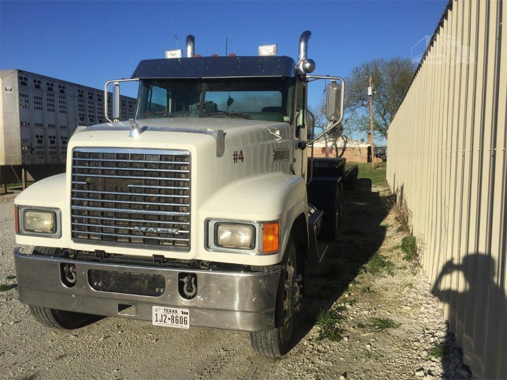 Excellent condition 2013 Mack Pinnacle truck