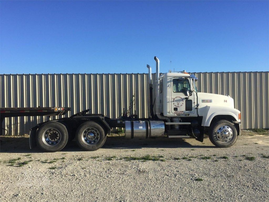 Excellent condition 2013 Mack Pinnacle truck