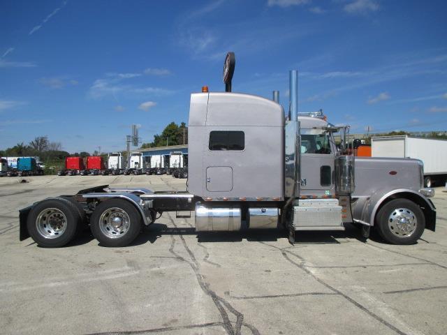 clean 2012 Peterbilt 389 truck