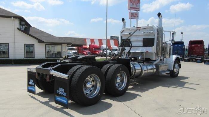 decent miles 2011 Peterbilt 389 truck