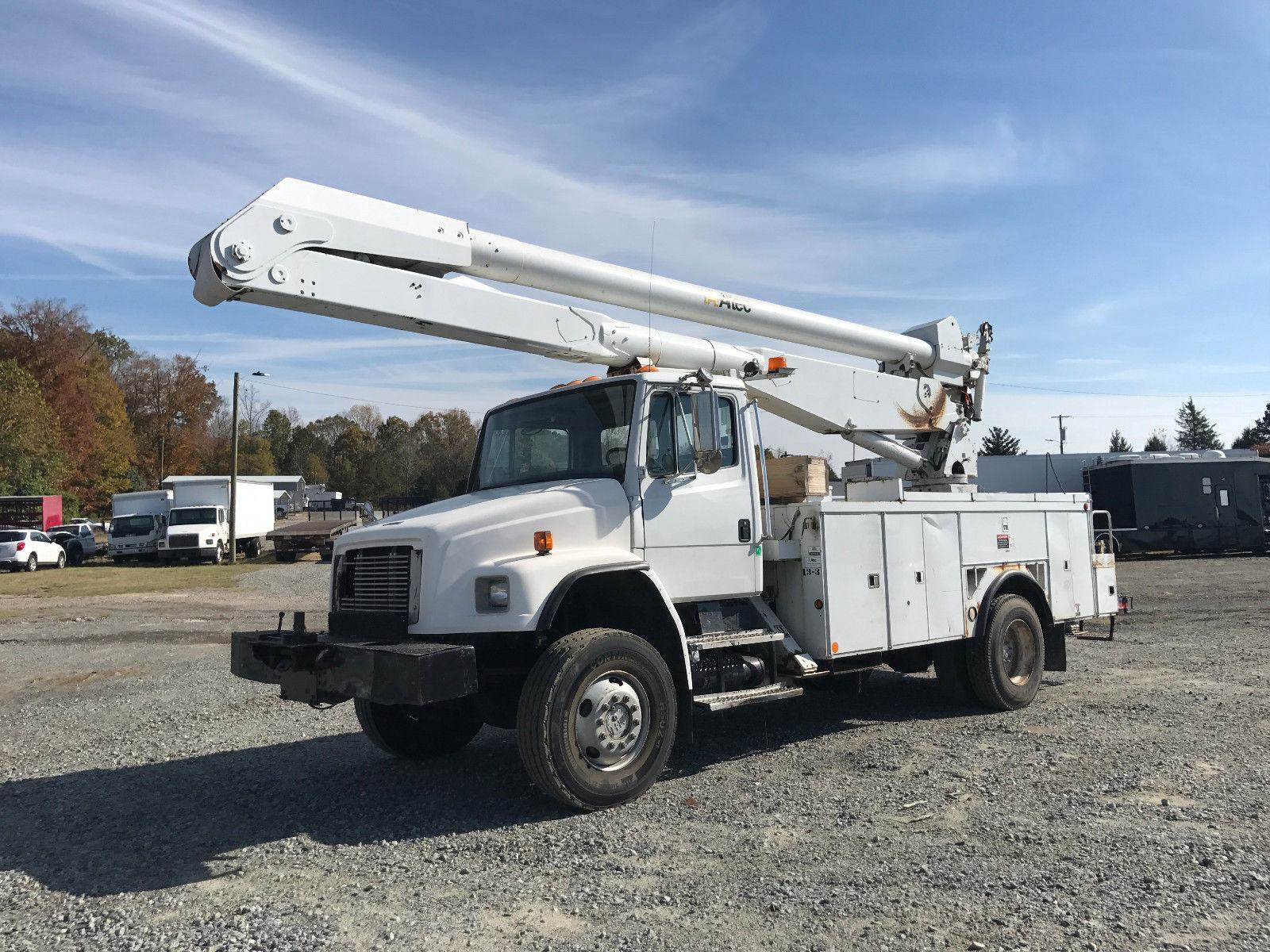 bucket worker 1999 Freightliner FL80 truck for sale