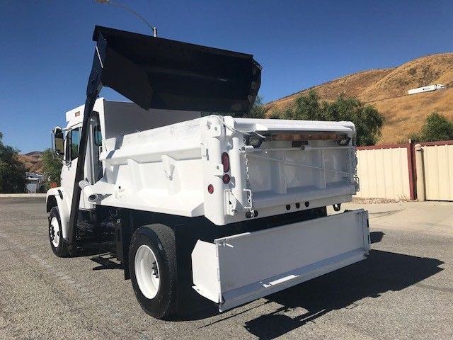 very clean 2002 Freightliner FL70 truck