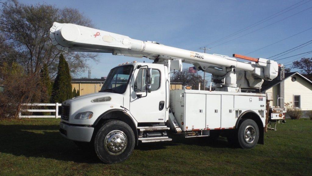 ready for work 2006 Freightliner boom truck