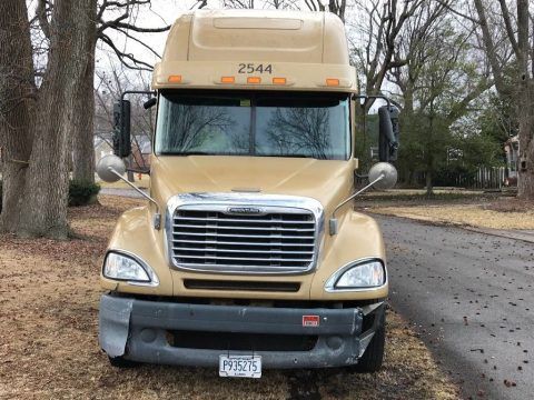 reliable 2010 Freightliner Columbia semi truck for sale