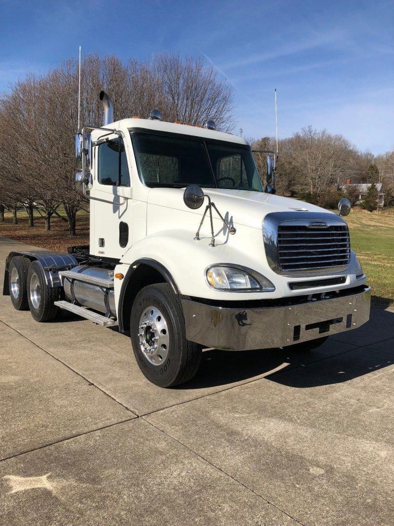 well serviced 2005 Freightliner Columbia truck
