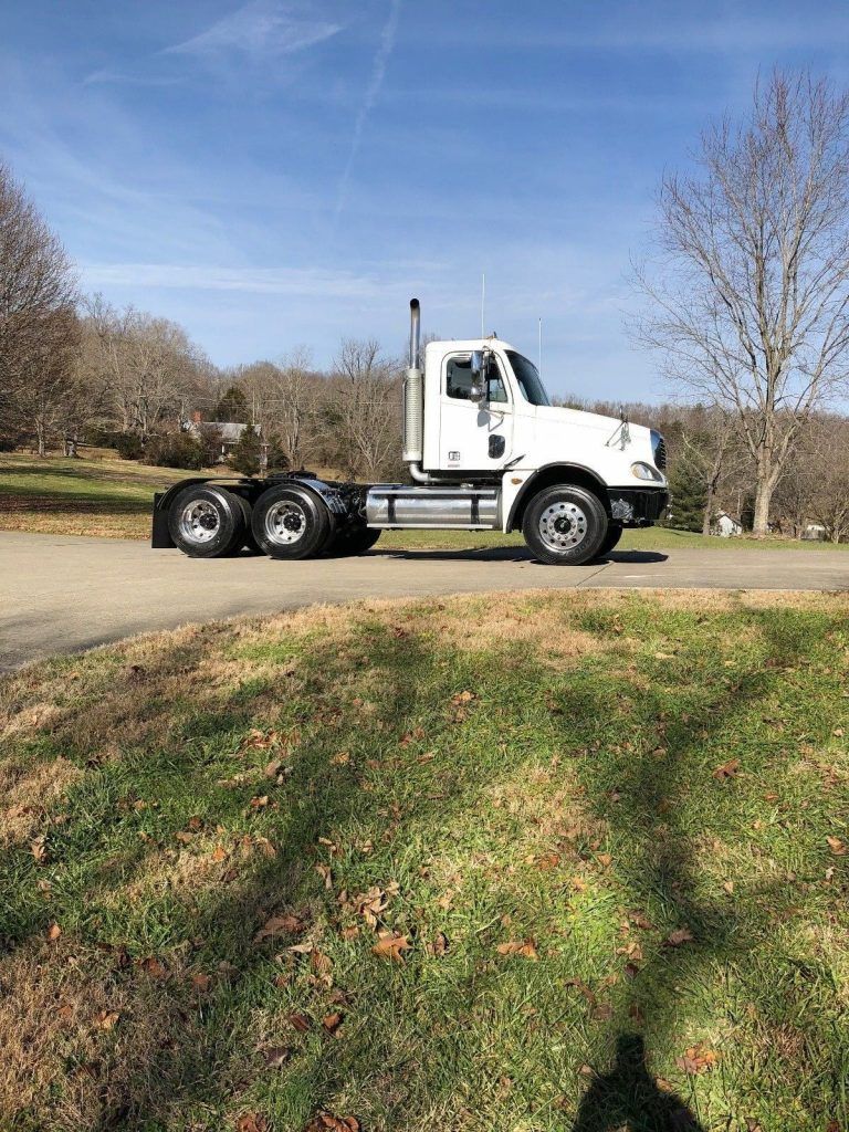 well serviced 2005 Freightliner Columbia truck