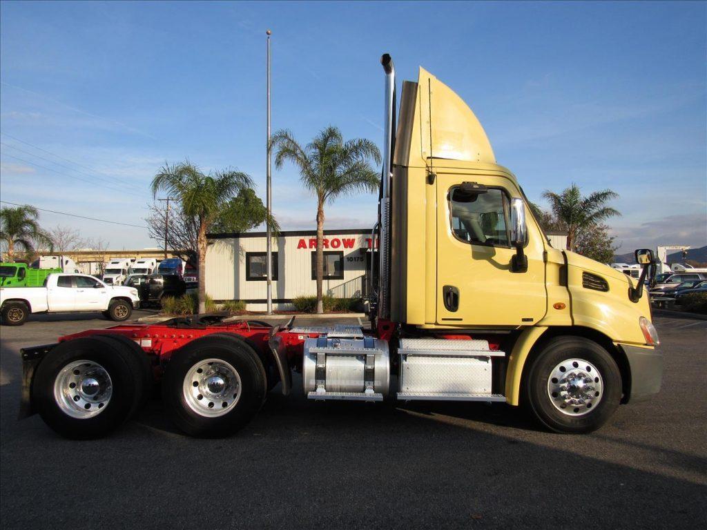 clean 2011 Freightliner Cascadia truck