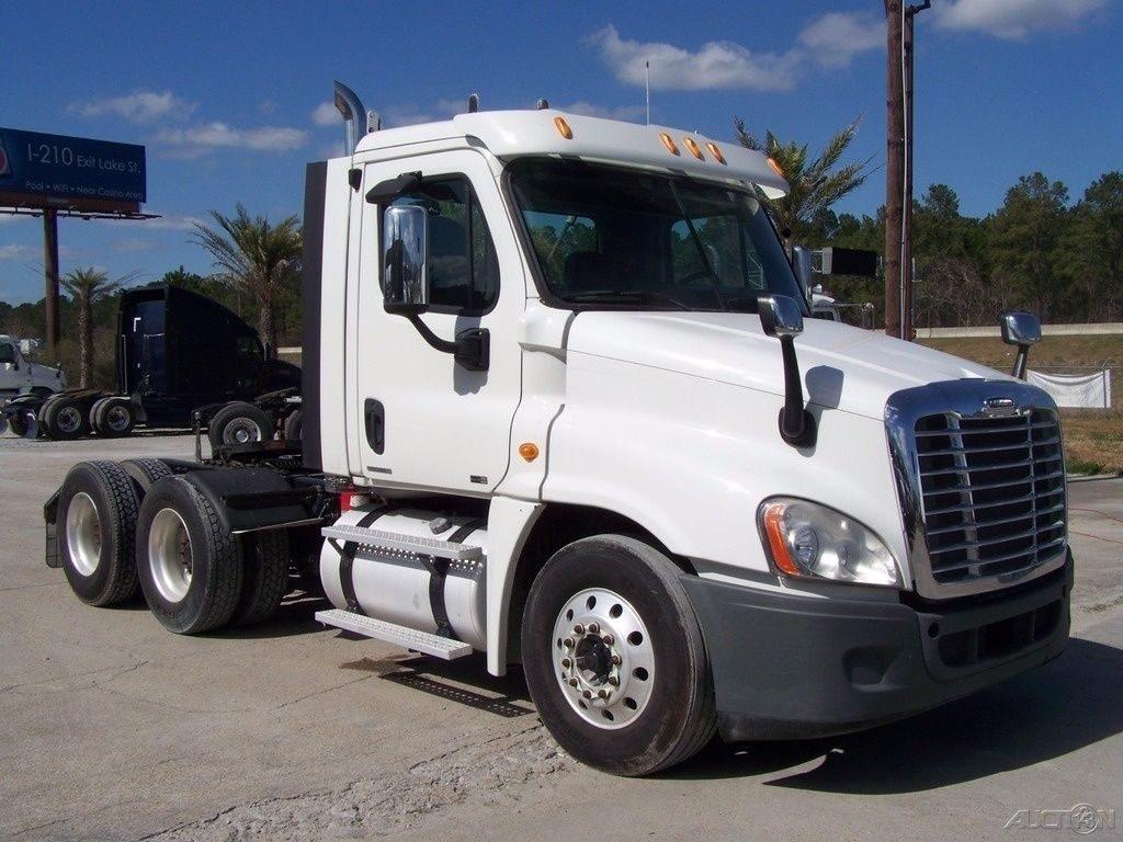 very clean 2011 Freightliner Cascadia CA125 truck