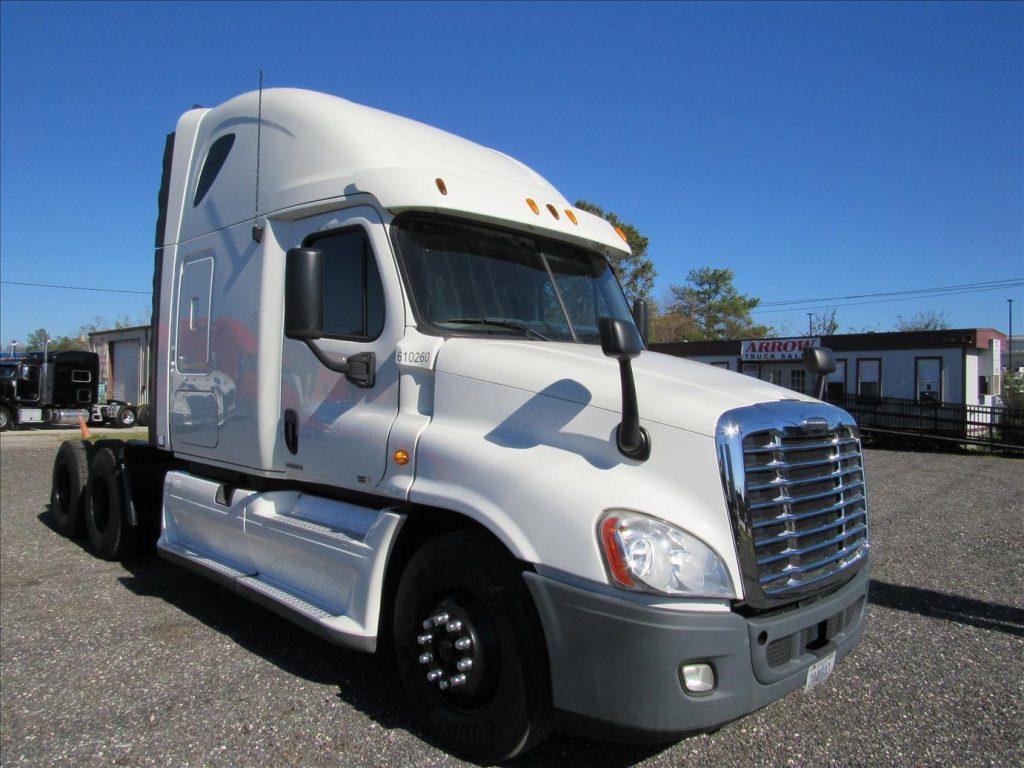 very clean 2012 Freightliner Cascadia truck