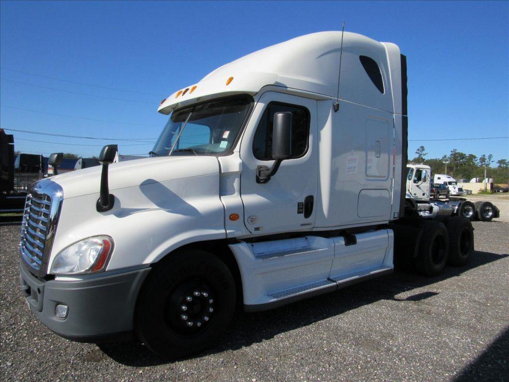 very clean 2012 Freightliner Cascadia truck