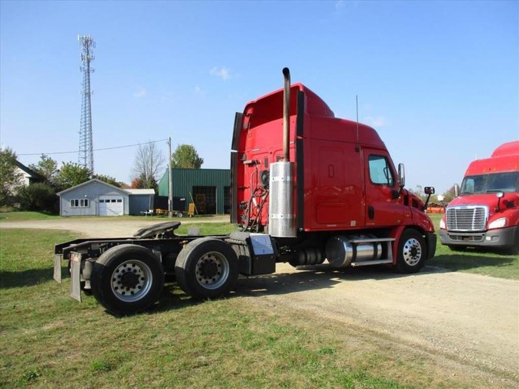 very nice paint 2012 Freightliner Cascadia 113 truck