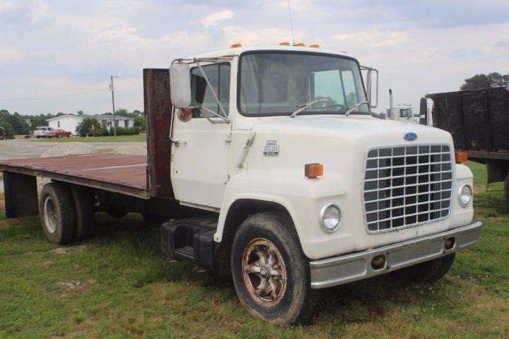 Flatbed 1984 Ford L600 truck
