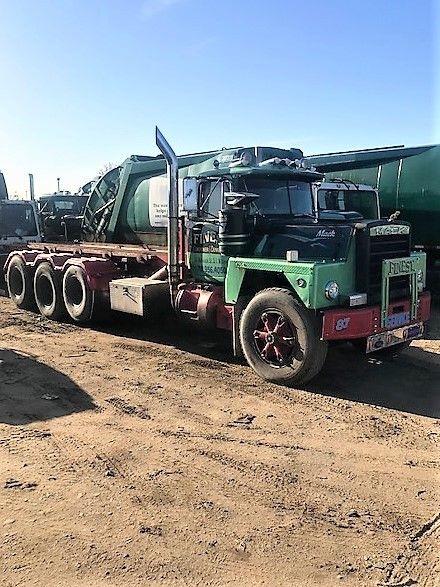 roll off container 1987 Mack 690sx truck