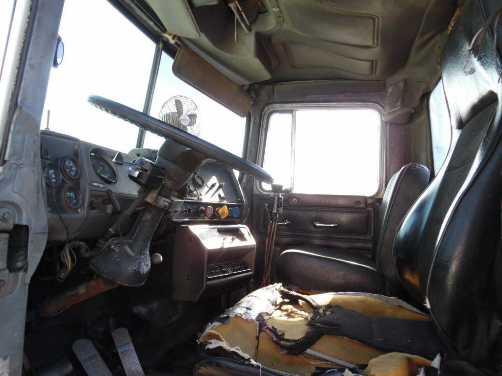needs cleaning 1988 MACK R690 truck