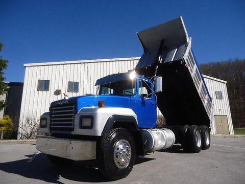NICE LOOKING 1993 Mack RD690S truck for sale