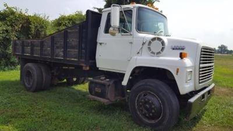 solid 1990 Ford L8000 Dump Truck