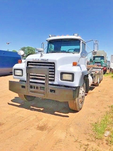 clean 1998 MACK RD690S tri axle truck