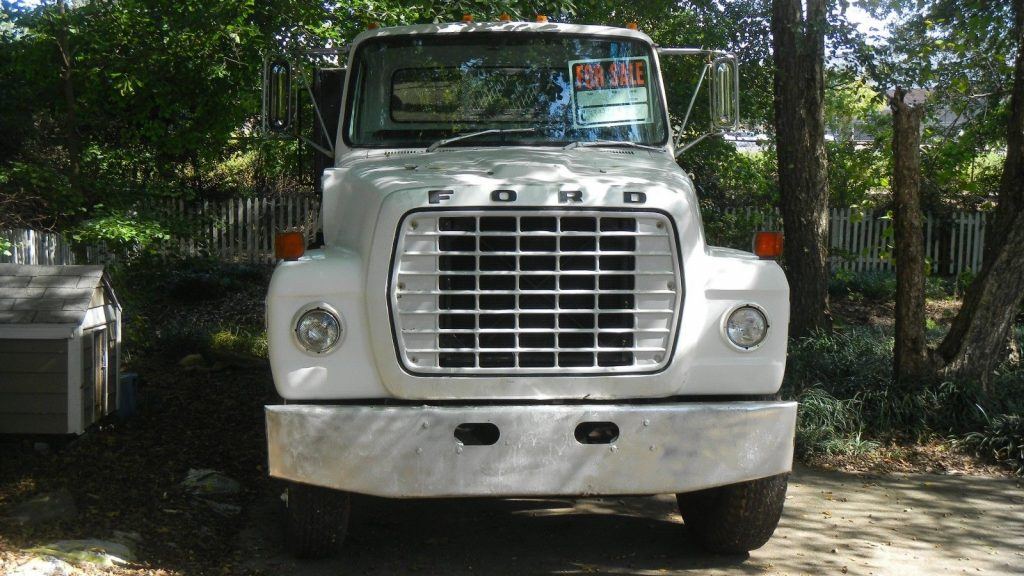 very reliable and solid 1972 Ford L 900 truck