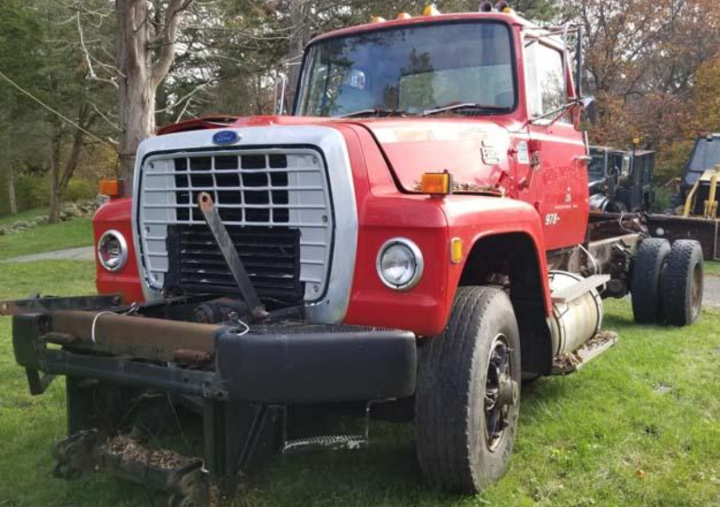 cab and chassis 1985 Ford L Series truck
