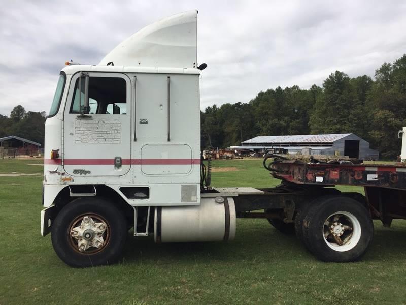 solid 1983 International 9670 Cabover truck