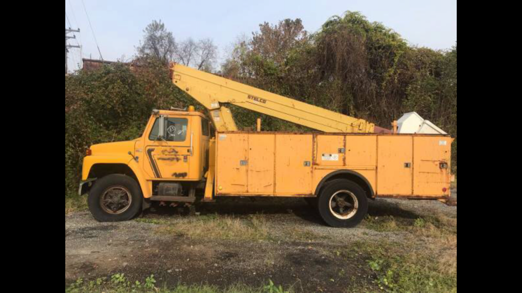 airbag equipped 1986 International S1900 bucket truck