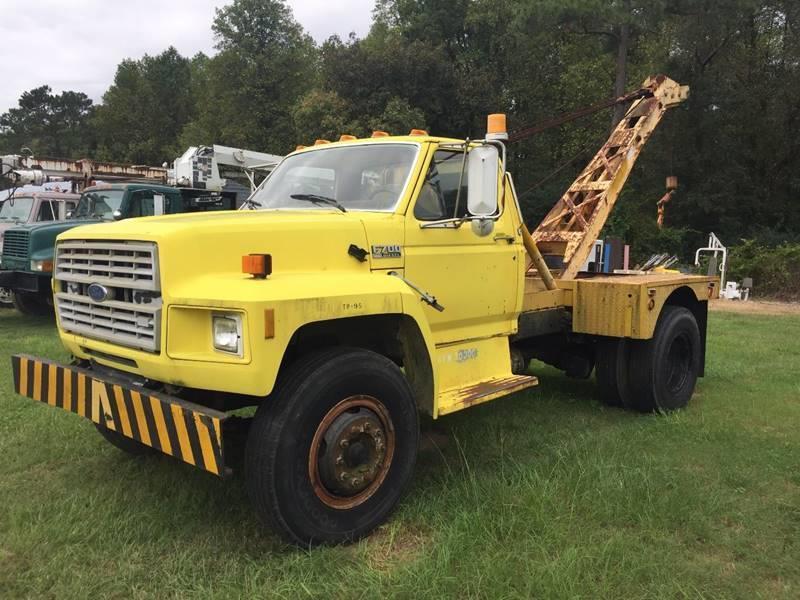 low miles 1991 Ford F 700 Tow Truck