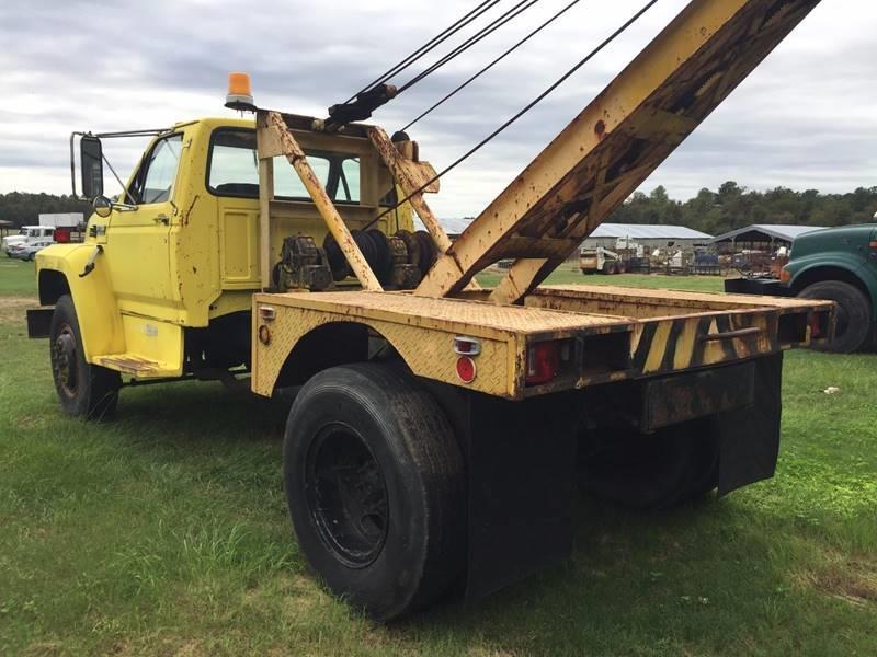 low miles 1991 Ford F 700 Tow Truck