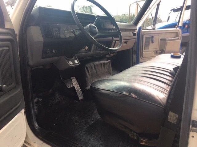 low miles 1995 Ford F800 truck