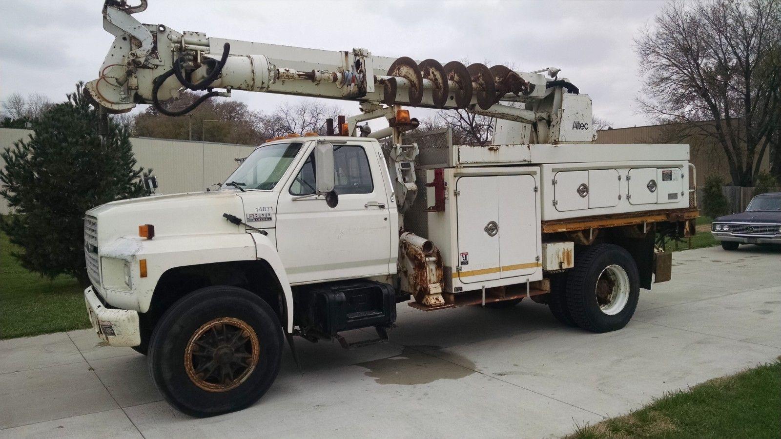 Runs and drives great 1994 Ford F800 Digger Derrick truck for sale