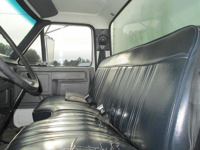 solid 1995 Ford F800 Van Enclosed Lube Truck