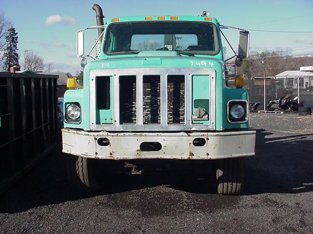 solid 1996 International 2674 truck