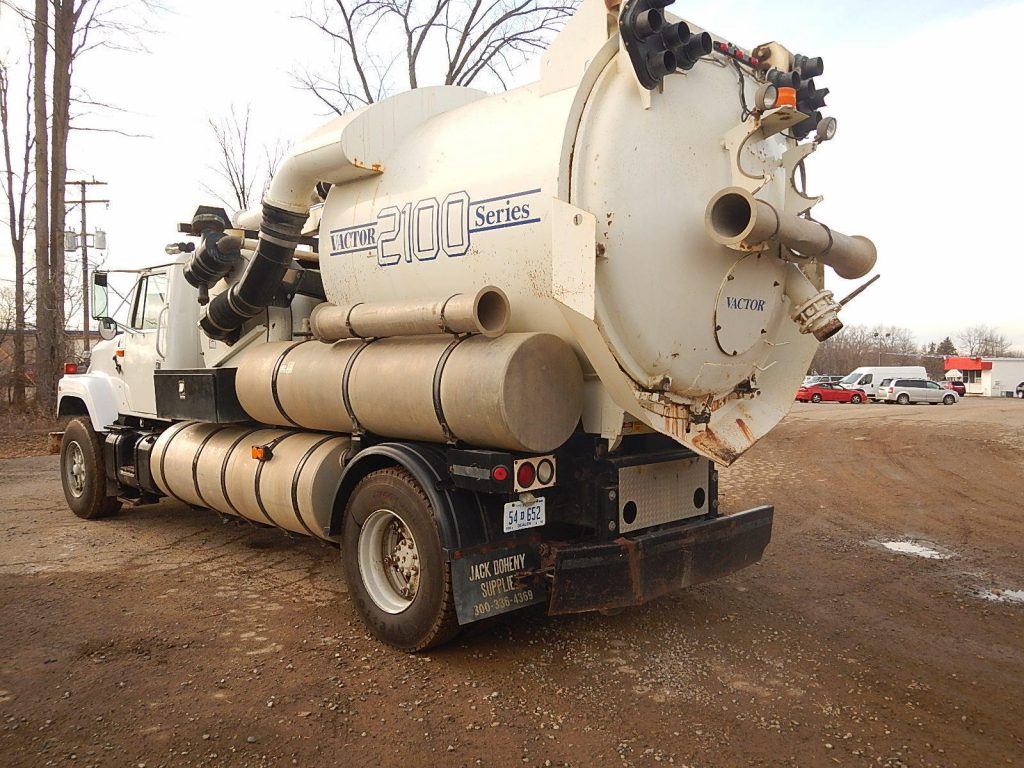 solid 2000 Freightliner Vactor 2100 sewer cleaning truck