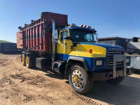 well maintained 1996 Mack RD 690 S truck for sale