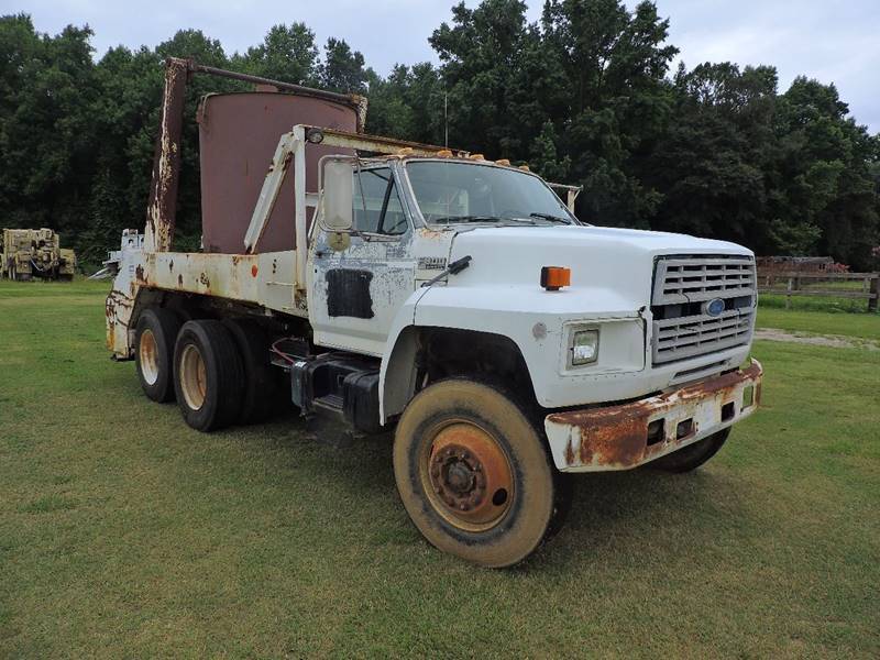 well operating 1993 Ford F900 truck