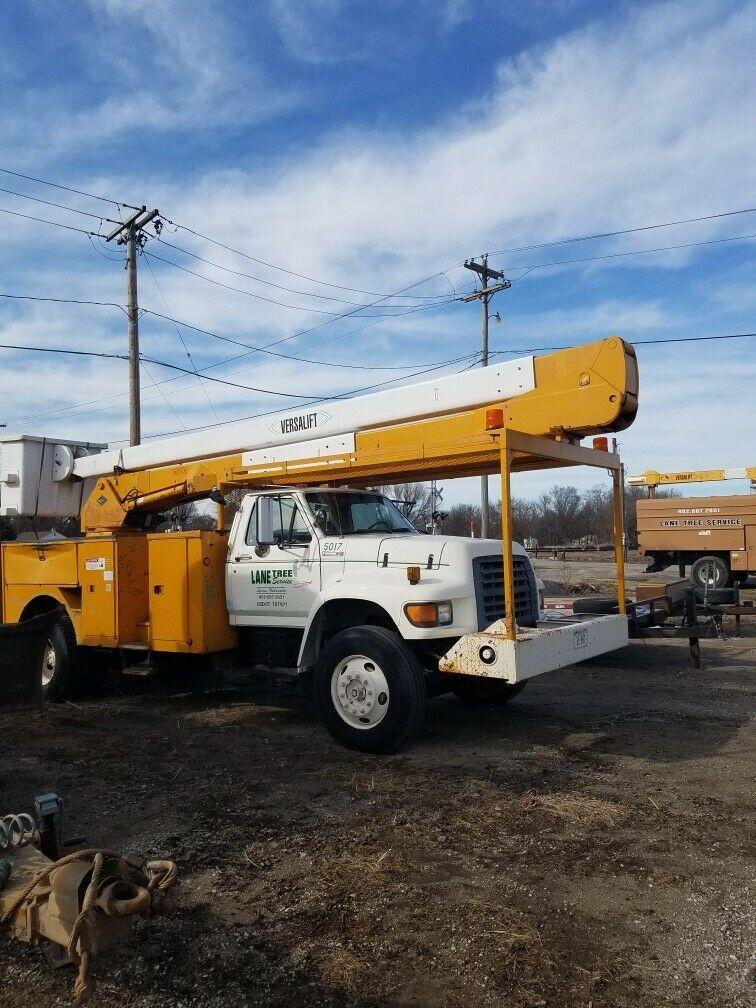 solid 1997 Ford Bucket truck