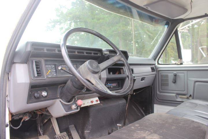 solid 1998 Ford F800 truck