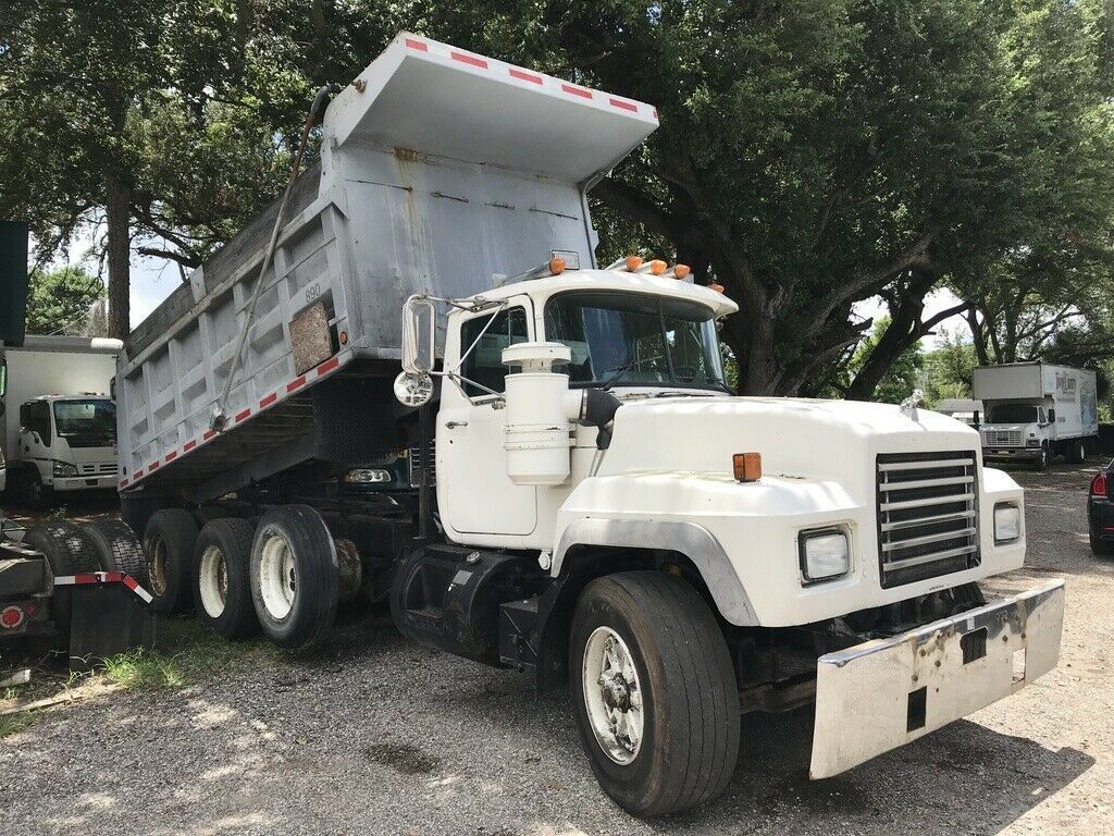 solid 1998 MACK RD690S truck
