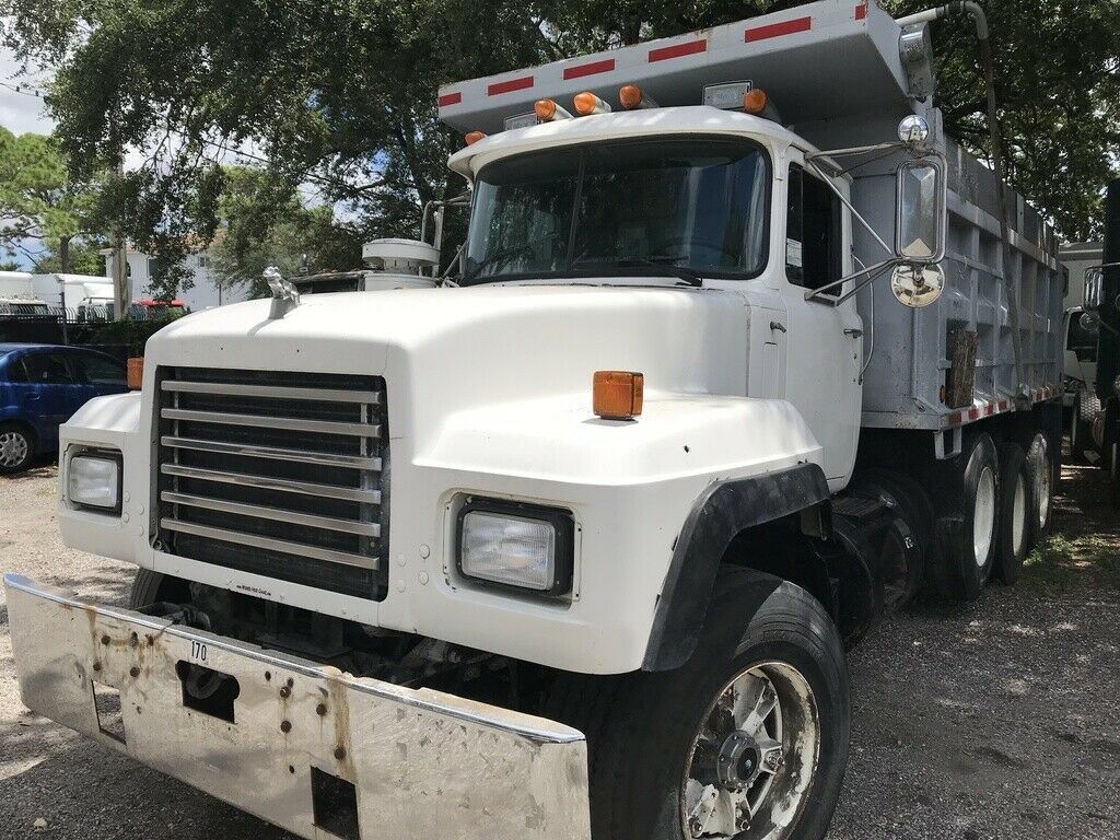 solid 1998 MACK RD690S truck