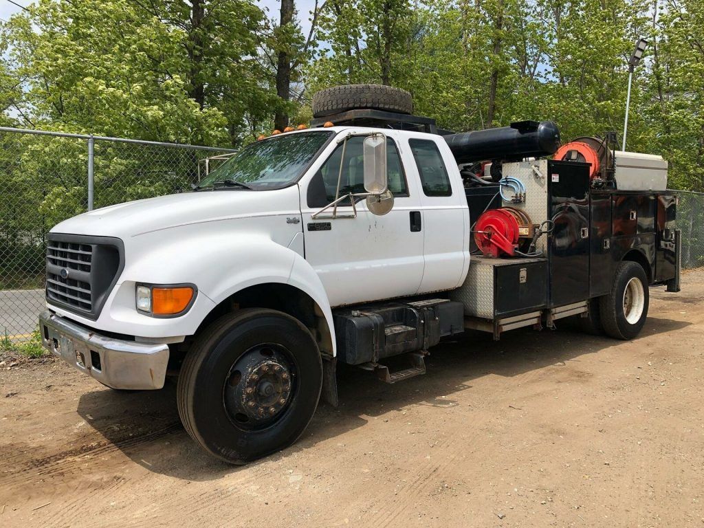 very solid 2000 Ford f650 truck