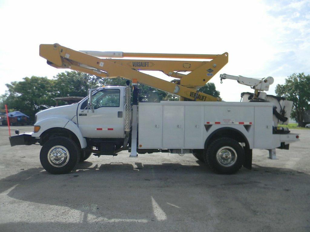 well equipped 2000 Ford F750 Super Duty truck