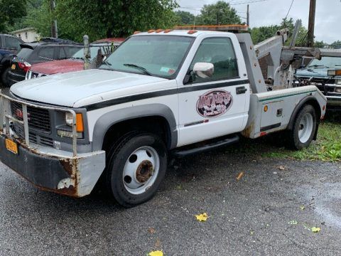 well maintained 2000 GMC wrecker tow truck for sale