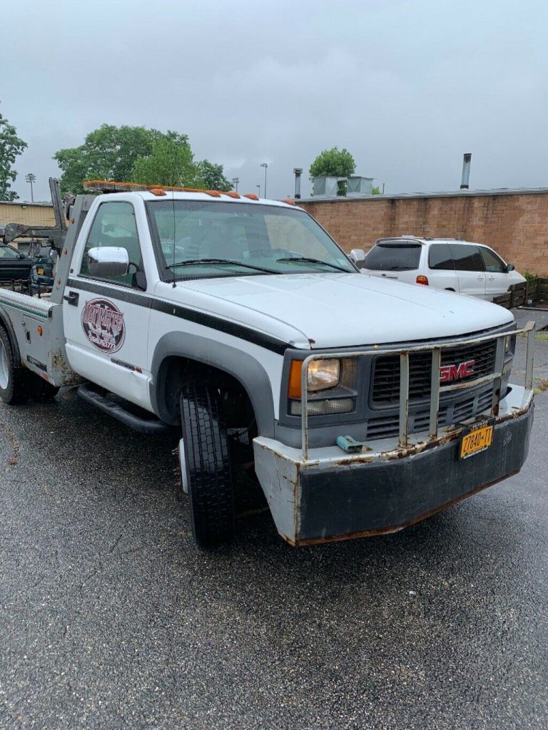 well maintained 2000 GMC wrecker tow truck