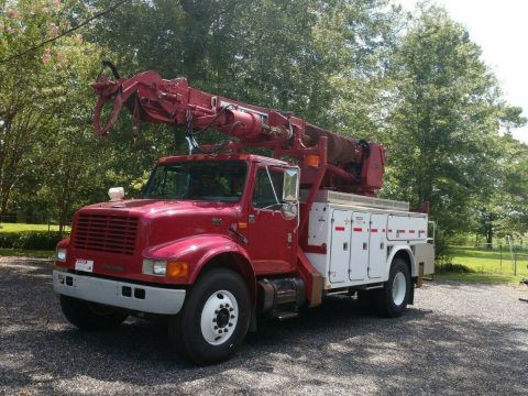 low miles 2000 International 4900 Digger truck for sale